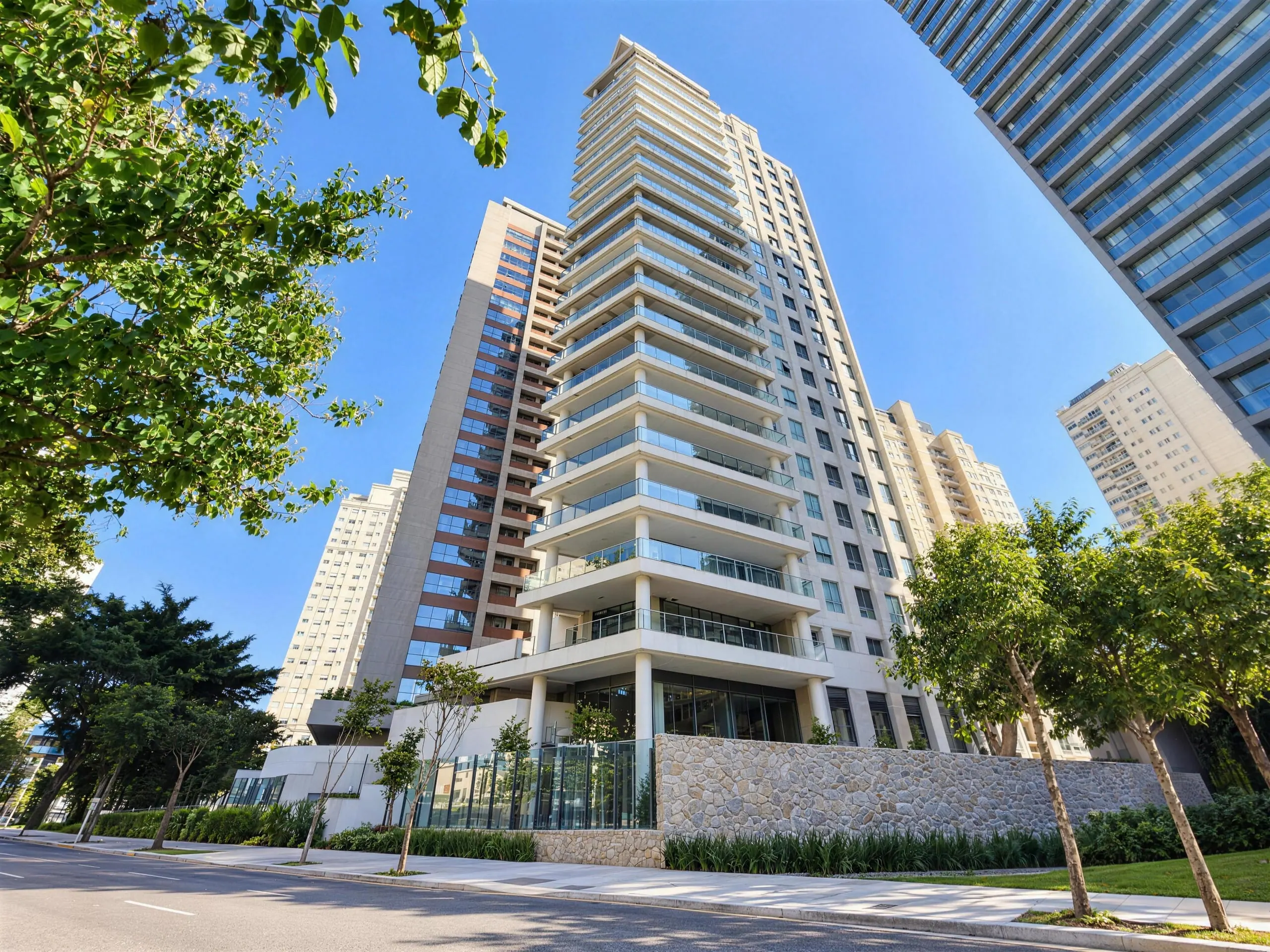 Torre residencial Ópera Vila Nova vista da calçada, com varandas de vidro