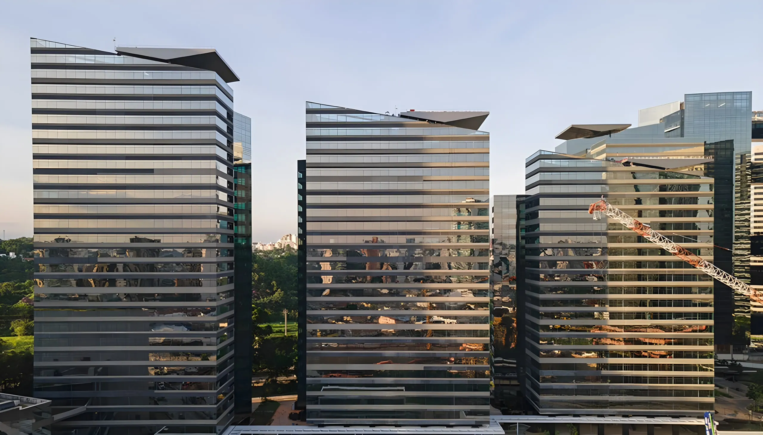 Torres corporativas de vidro espelhado do Parque da Cidade, em São Paulo